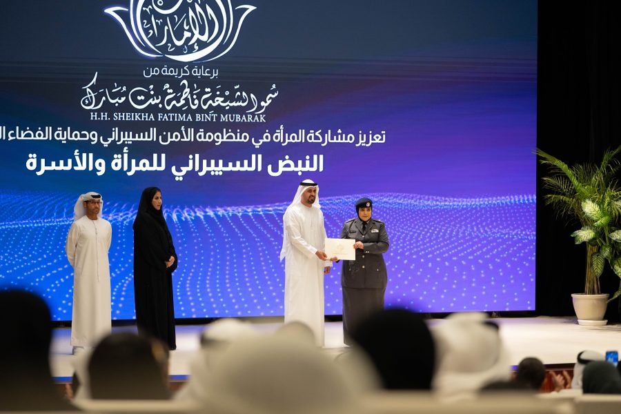 ذياب بن محمد بن زايد يكرم شرطة أبوظبي ضمن مبادرة “النبض السيبراني للمرأة والأسرة”