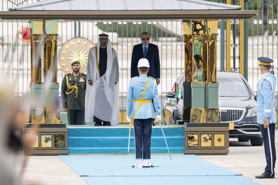 جرت لسموه مراسم استقبال رسمية..رئيس الدولة يصل القصر الرئاسي والرئيس التركي في مقدمة مستقبليه