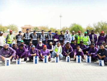 شرطة أبوظبي‬⁩ تنفذ مبادرة “معًا لظل آمن” لحماية العمال من حرارة الشمس.