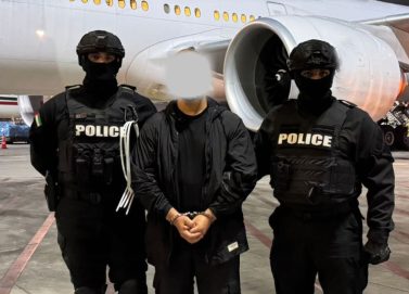 شرطة دبي تسلم مطلوبين اثنين للسلطات الفرنسية لتورطهما في قضايا شروع بالاحتيال واتجار بالمخدرات