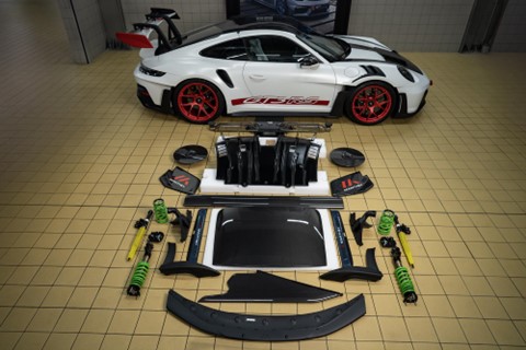 مركز بورشه أبوظبي والعين يعلن عن توفير مجموعة مانثي لتعزيز الأداء للمرة الأولى لسيارة 911 GT3 RS