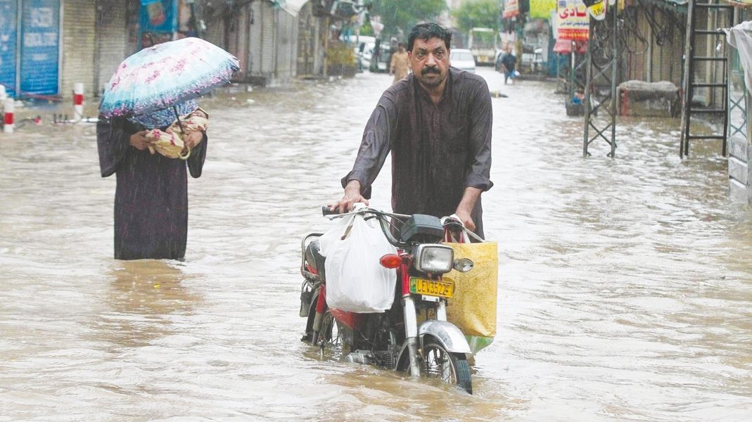 باكستان: عشرات القتلى بسبب أمطار غزيرة وفيضانات