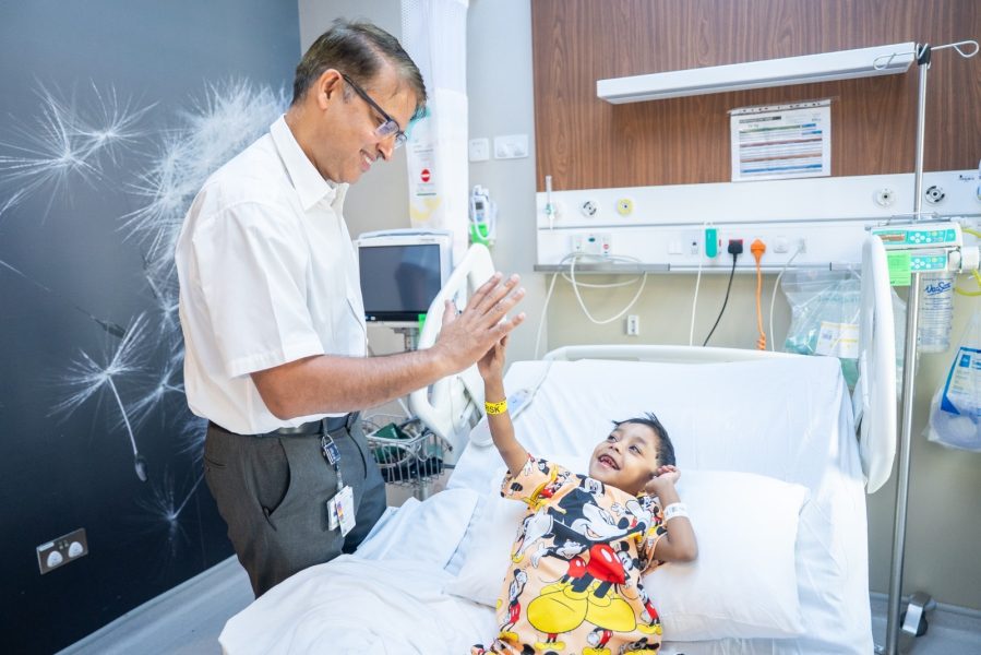 مستشفى كينغز كوليدج لندن في دبي يُجري عملية نادرة لزراعة كبد مزدوجة لطفلين باستخدام كبد مقسم لشخص بالغ