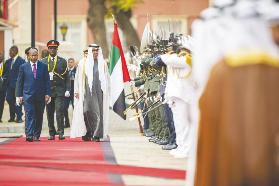 جرت لسموه مراسم استقبال رسمية.. رئيس الدولة يصل القصر الرئاسي والرئيس الأنغولي في مقدمة مستقبليه