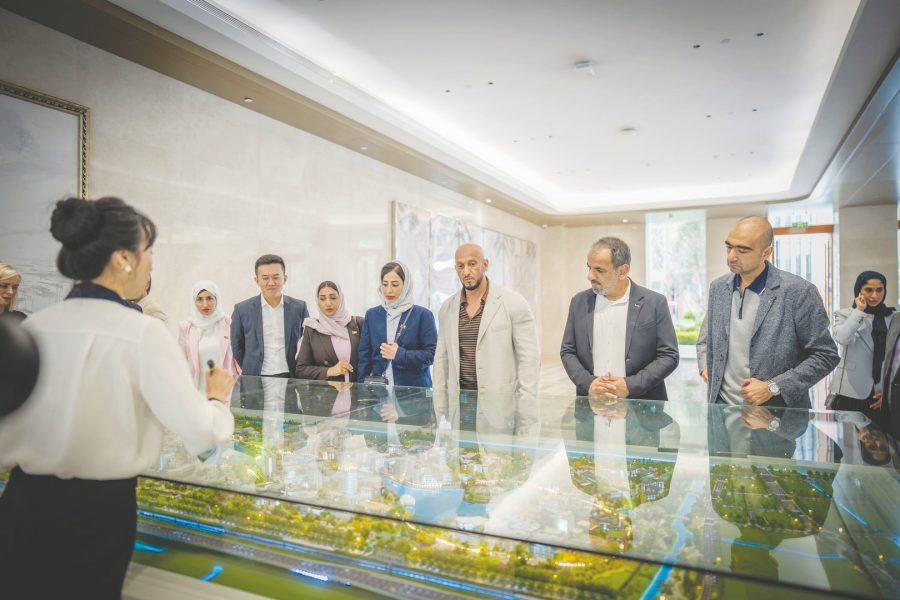 عبدالله آل حامد يزور مركز الأبحاث والتطوير التابع لشركة هواوي في شنغهاي