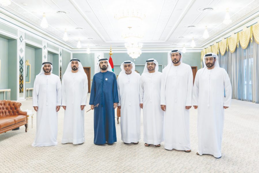 محمد بن راشد يلتقي عددا من اللواءات المتقاعدين في شرطة دبي