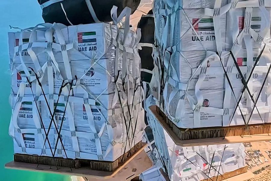 الإمارات تنفذ الإنزال الجوي الـ62 للمساعدات وتُدخل 40 شاحنة غذائية إلى غزة