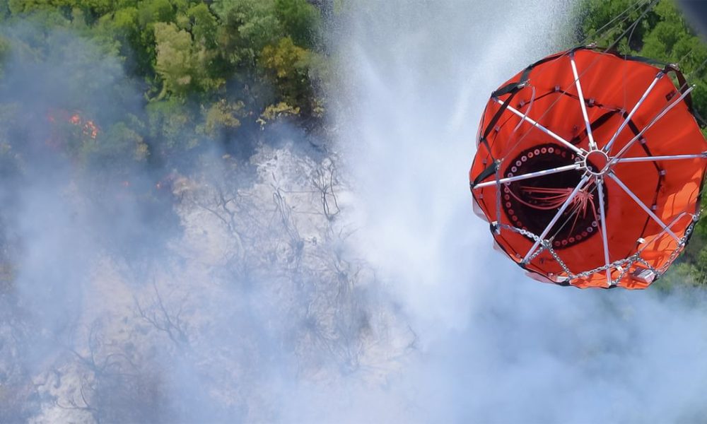 فريق الإطفاء الإماراتي يبدأ مهامه في إطفاء حرائق غابات ألبانيا