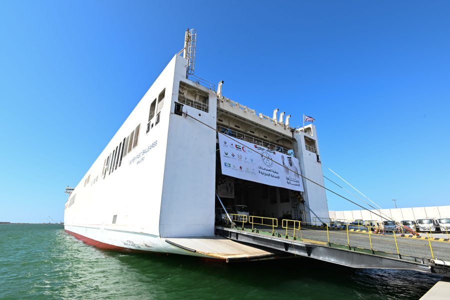 وصول سفينة المساعدات الإماراتية الثامنة “سفينة خليفة الإنسانية” إلى ميناء العريش