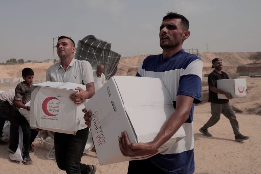 الإمارات تنفذ الإنزال الجوي الـ69 للمساعدات وتُدخل نحو 500 طن من الغذاء إلى غزة