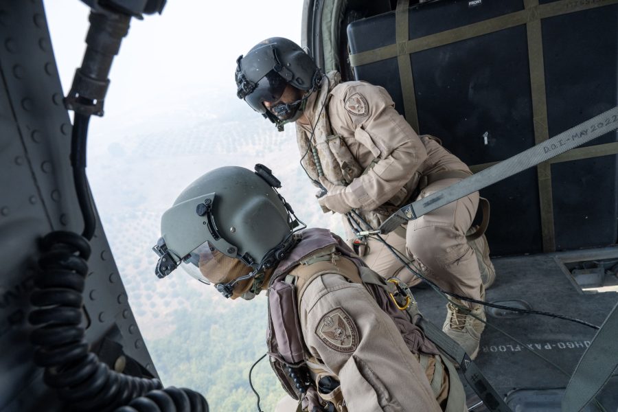 فريق الانقاذ الإماراتي يواصل عمليات إطفاء حرائق الغابات في ألبانيا