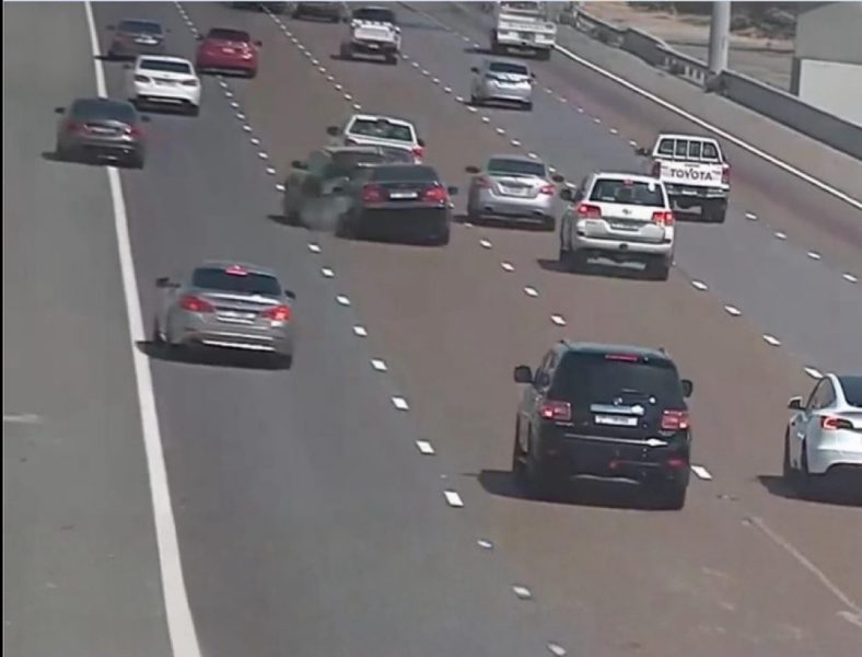 شرطة أبوظبي‬⁩ تحذر السائقين من مخاطر التوقف في وسط الطريق