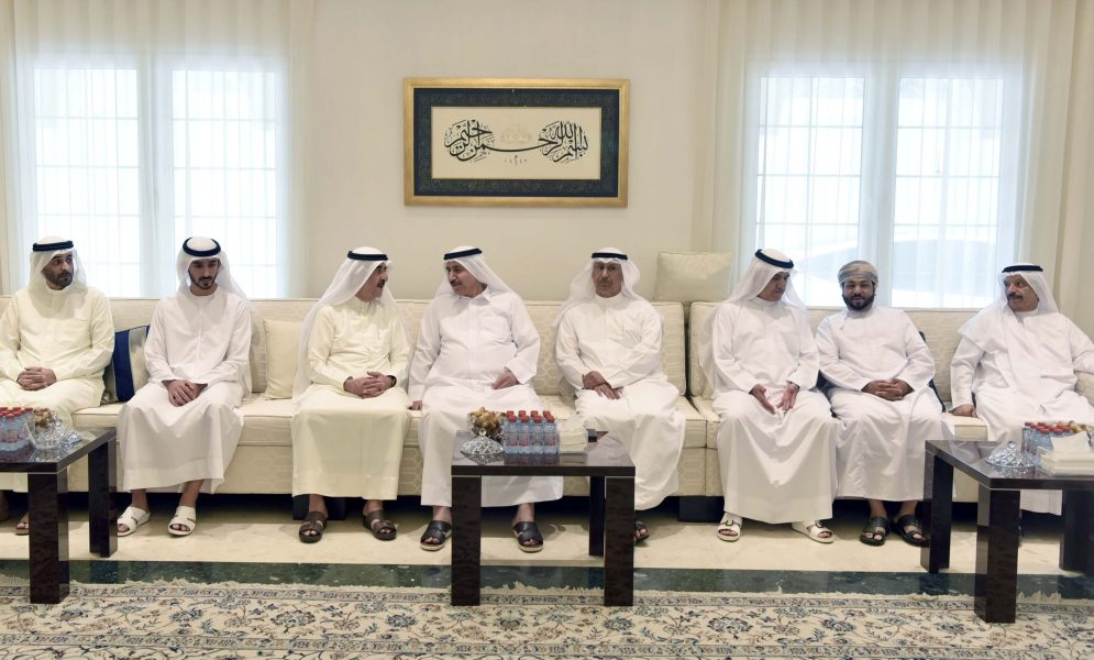 حاكم أم القيوين يقدم واجب العزاء في وفاة حرم حمد بن رحمه الشامسي