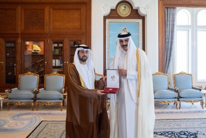 أمير قطر يمنح سفير الإمارات “وسام الوجبة”