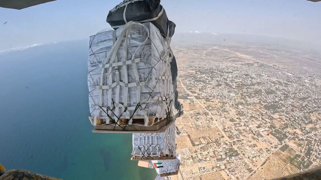 الإمارات تنفذ الإنزال الجوي الـ64 للمساعدات ضمن عملية “طيور الخير” وتُدخل 45 شاحنة غذائية إلى غزة