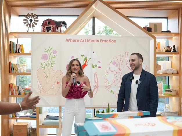 لين اللاظ تطلق مجموعتها للرسم بالأرقام