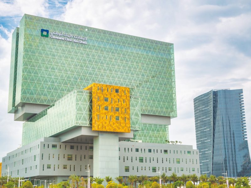 “كليفلاند كلينك أبوظبي” ينجح في علاج نادر لتسلخ “الأبهر” دون جراحة مفتوحة