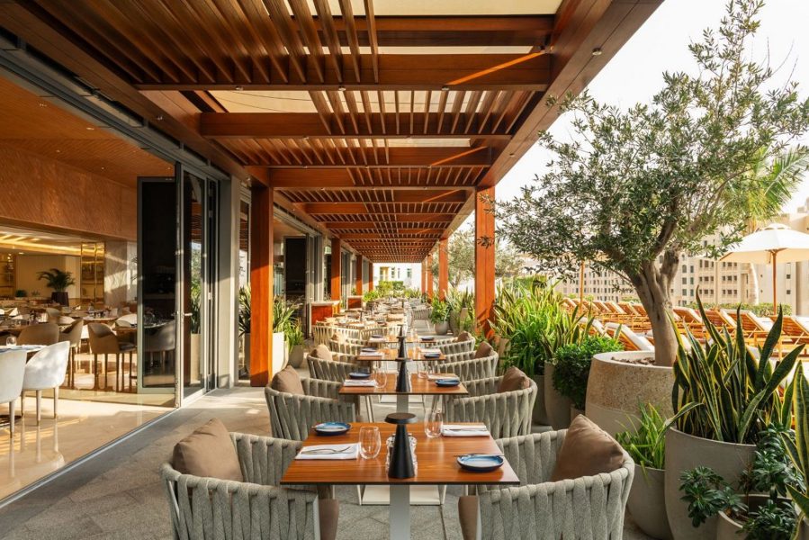 رحلة من المذاق والرفاهية مع مطعم “رويا” بفندق سانت ريجيس دبي، النخلة
