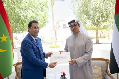 رئيس الدولة يتلقى رسالة خطية من الرئيس الموريتاني تسلمها منصور بن زايد
