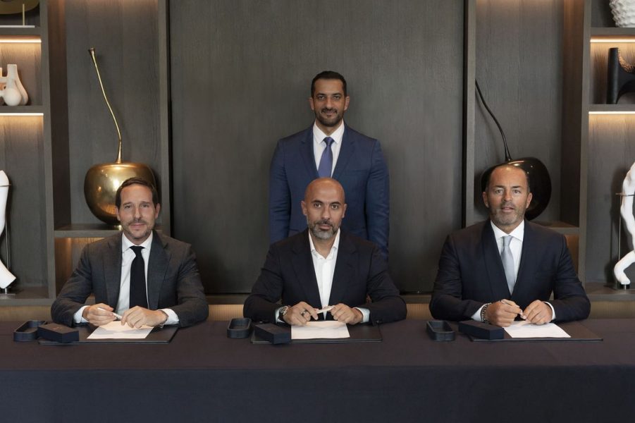 سلطان بن أحمد القاسمي يشهد توقيع صفقة استحواذ “أرادَ” على “ريجال” الإنجليزية