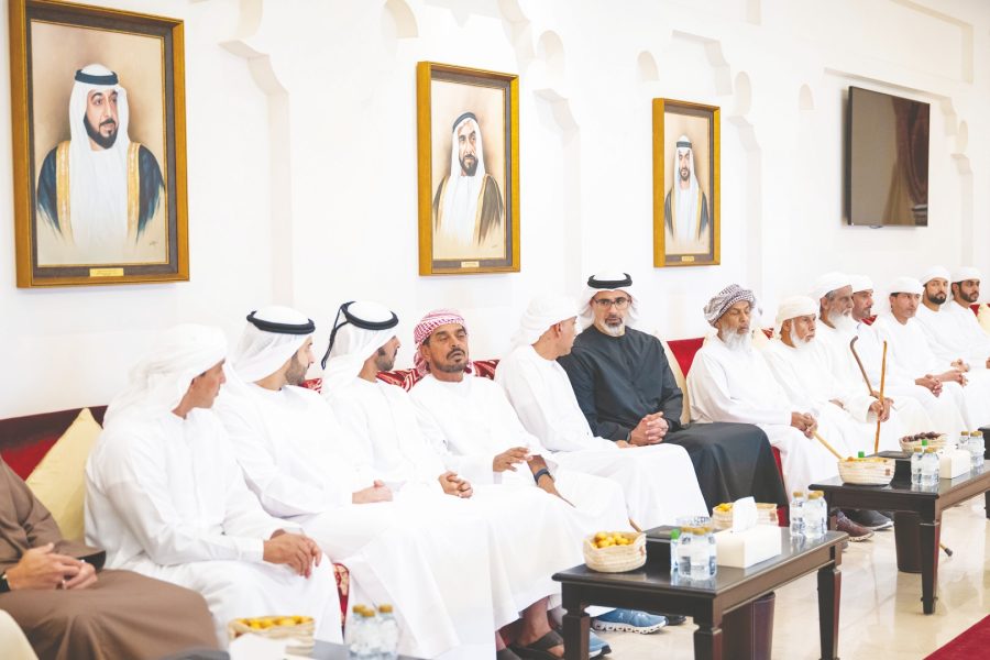 خالد بن محمد بن زايد يُقدم واجب العزاء في وفاة سعيد عامر النيادي