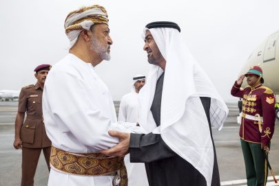 رئيس الدولة يصل إلى صلالة.. وسلطان عمان في مقدمة مستقبليهC