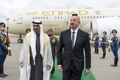 جرت لسموه مراسم استقبال رسمية.. رئيس الدولة يصل المبنى الإداري في كاراباخ يرافقه الرئيس الأذري