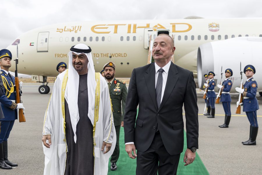 جرت لسموه مراسم استقبال رسمية.. رئيس الدولة يصل المبنى الإداري في كاراباخ يرافقه الرئيس الأذري