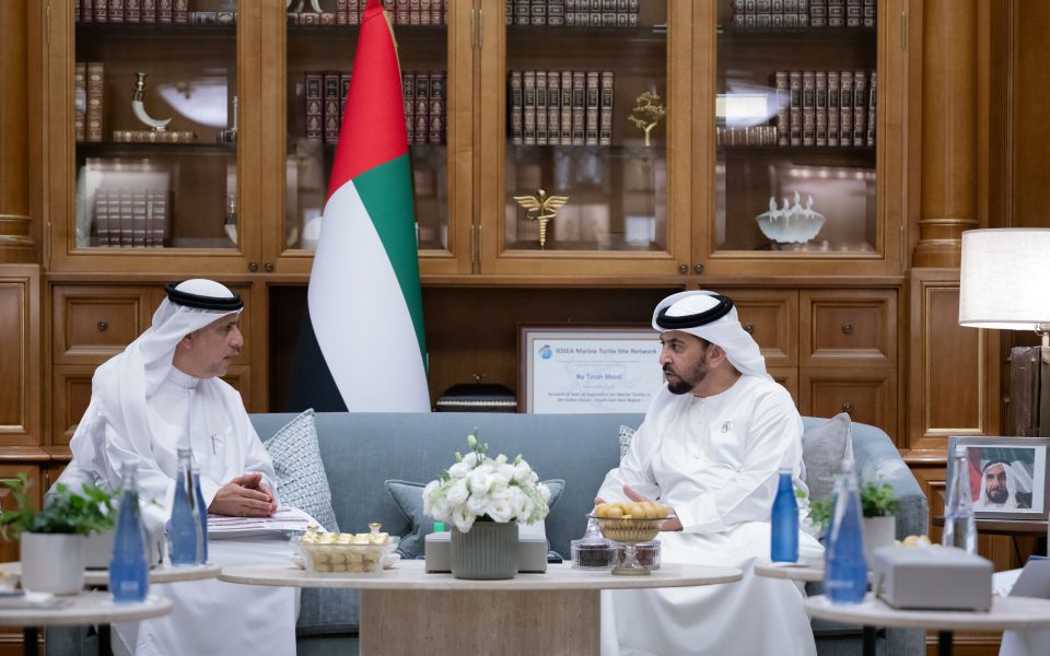 حمدان بن زايد يستقبل وفداً من مؤسسة خليفة بن زايد آل نهيان للأعمال الإنسانية