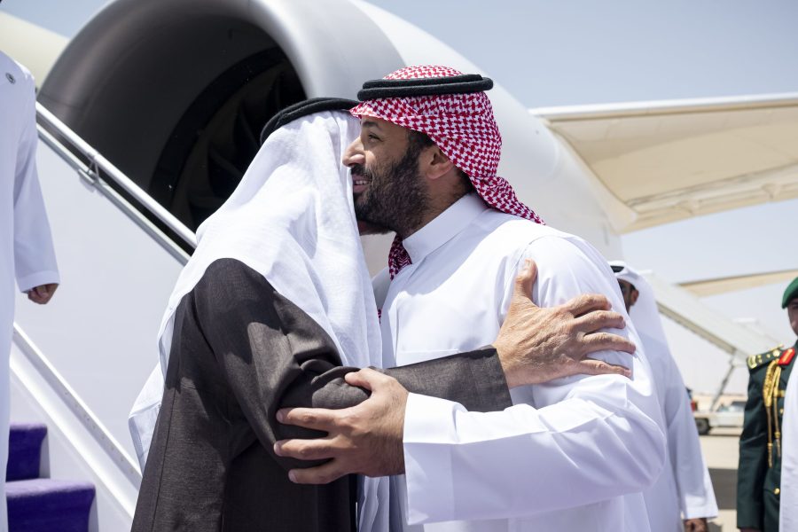 رئيس الدولة يصل الرياض في زيارة أخوية وولي عهد السعودية في مقدمة مستقبليه