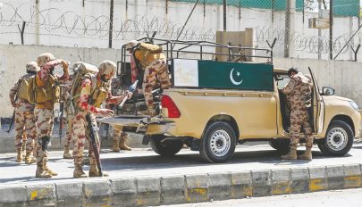 مقتل 7 جنود باكستانيين في هجوم انتحاري قرب الحدود الأفغانية