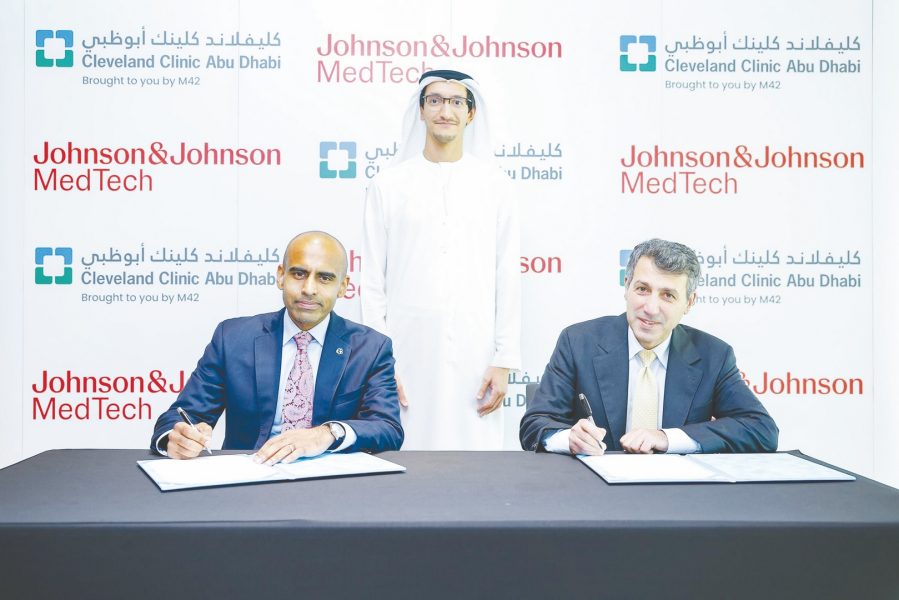 شراكة بين “كليفلاند كلينك أبوظبي” و”جونسون آند جونسون ميدتيك” لإطلاق تجربة منصة “بوليفونِك”