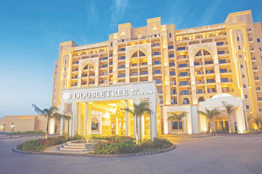 منتجع وسبا دبل تري من هيلتون جزيرة المرجان يحتفل بمرور عقدٍ على برانش آيلاندر المميز