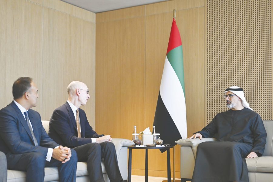 خالد بن محمد بن زايد يلتقي مفوض الرابطة الوطنية لكرة السلة الأمريكية