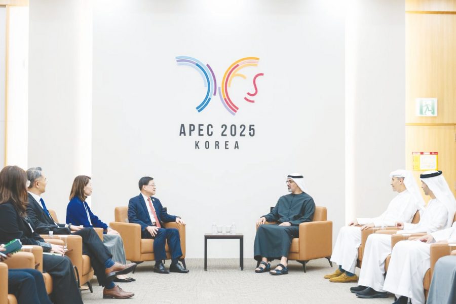 ولي عهد أبوظبي يبحث تعزيز الشراكات الإستراتيجية مع الرئيس التنفيذي لمنطقة هونغ كونغ الإدارية الخاصة