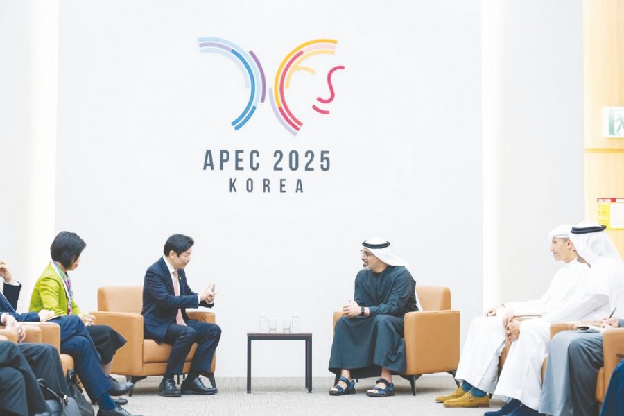 ولي عهد أبوظبي يبحث العلاقات الثنائية الوطيدة مع رئيس وزراء سنغافورة