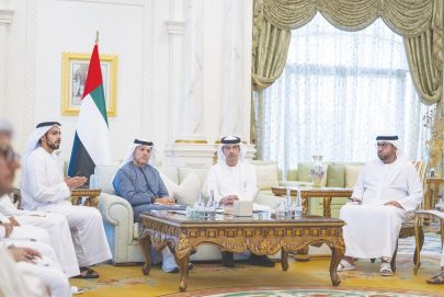 هزاع بن زايد يستقبل وفداً من دائرة البلديات والنقل للاطلاع على أبرز المشاريع التنموية في منطقة العين