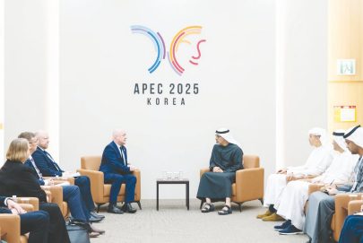 خالد بن محمد بن زايد يبحث علاقات الصداقة والتعاون مع رئيس وزراء نيوزيلندا