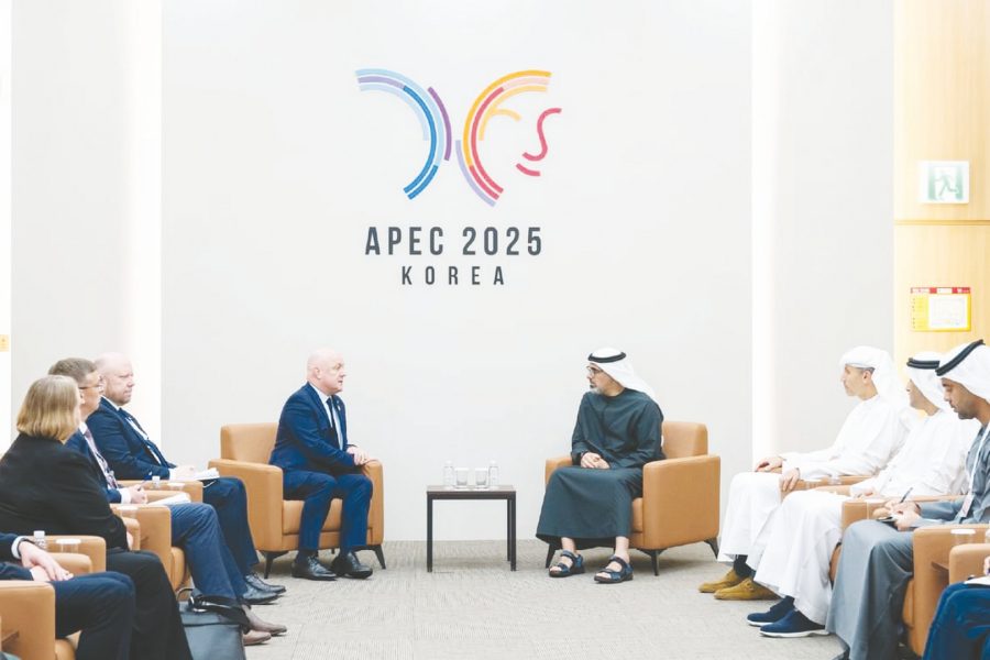 خالد بن محمد بن زايد يبحث علاقات الصداقة والتعاون مع رئيس وزراء نيوزيلندا