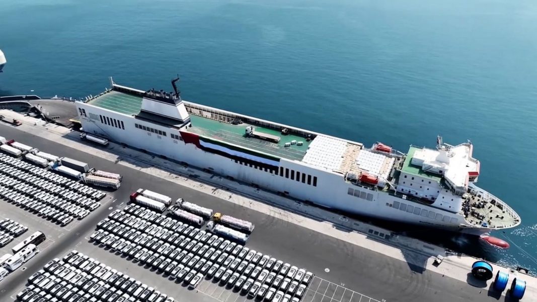 ضمن عملية “الفارس الشهم 3”.. عمليات تحميل المساعدات على “سفينة الإمارات الإنسانية” تتواصل استعدادا للتوجه لقطاع غزة