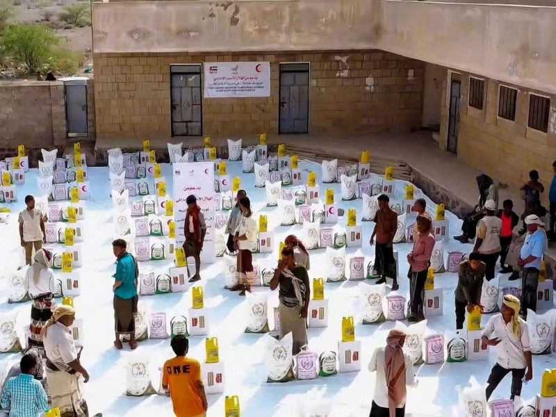 الإمارات تقدم 1000 سلة غذائية للأيتام والنازحين في الساحل الغربي لليمن