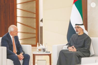 خالد بن محمد بن زايد يبحث الشراكة وآفاق التعاون مع رئيس وأعضاء مجلس إدارة شركة أسترازينيكا