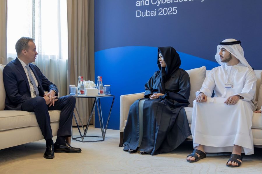 لطيفة بنت محمد تلتقي رئيس المنتدى الاقتصادي العالمي