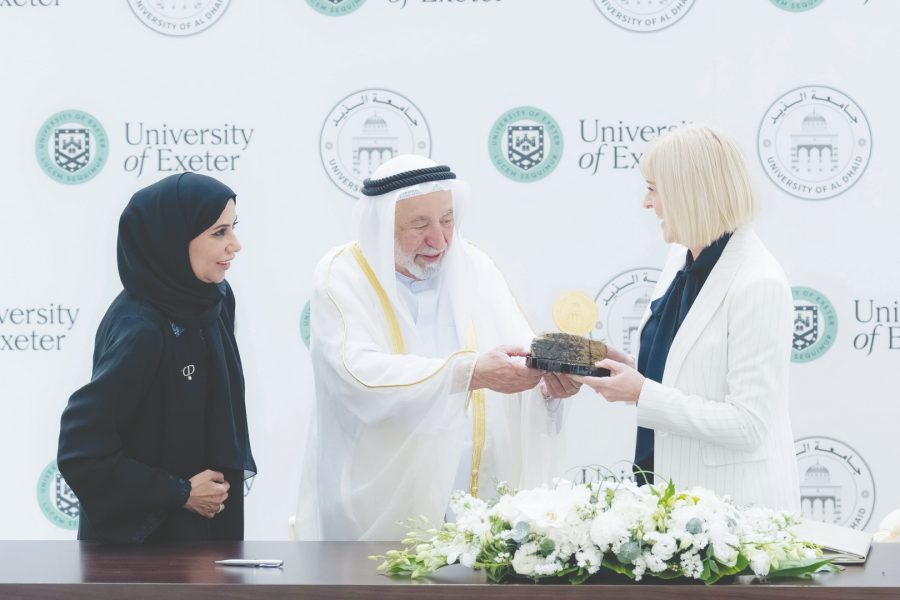 حاكم الشارقة يوقع اتفاقية تعاون بين جامعة الذيد وجامعة إكستر البريطانية