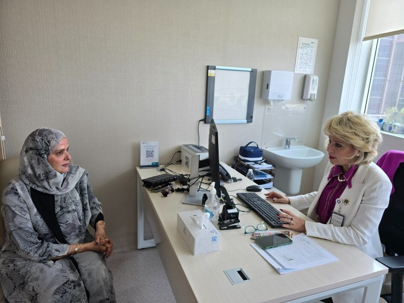 الكشف المبكر والعلاج المتطور ينقذ حياة مواطنة من سرطان الثدي المنتشر في معهد برجيل للأورام