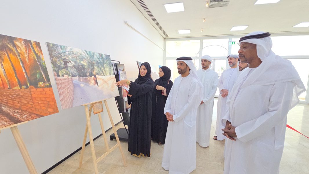 محمد بن حم يزور معرض “العين في عيون أبنائها” بمكتبة زايد المركزية