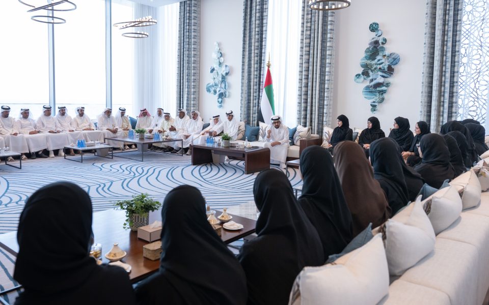 حمدان بن زايد يستقبل عددا من المواطنين وموظفي وموظفات الجهات الحكومية في قصر الظنة