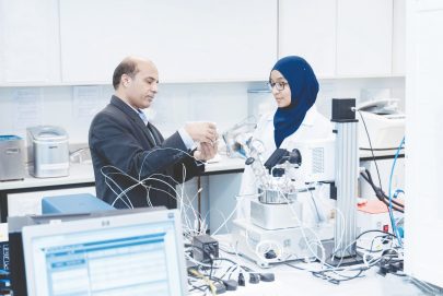 جامعة الإمارات تسجل براءة اختراع لمركب جرافيتي مبتكر مستخلص من شراب التمر