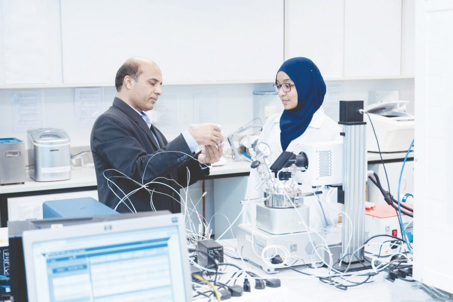 جامعة الإمارات تسجل براءة اختراع لمركب جرافيتي مبتكر مستخلص من شراب التمر