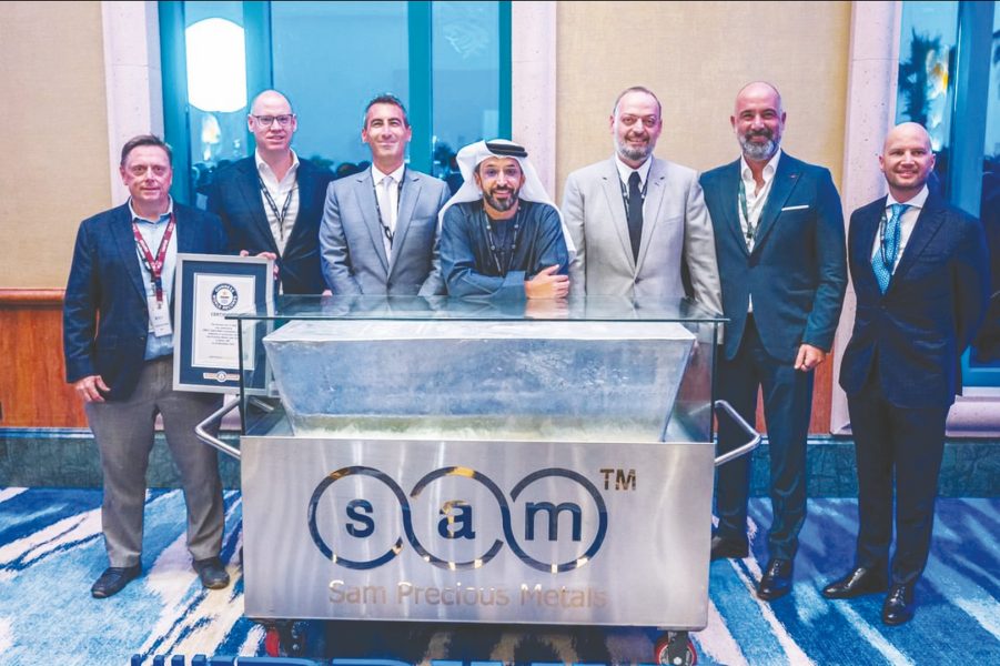 مركز دبي للسلع المتعددة يكشف أكبر سبيكة فضة بالعالم بوزن 1.9 طن